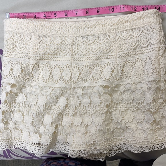 Forever 21 Lace Overlay Shorts Size Small - Picture 7 of 12